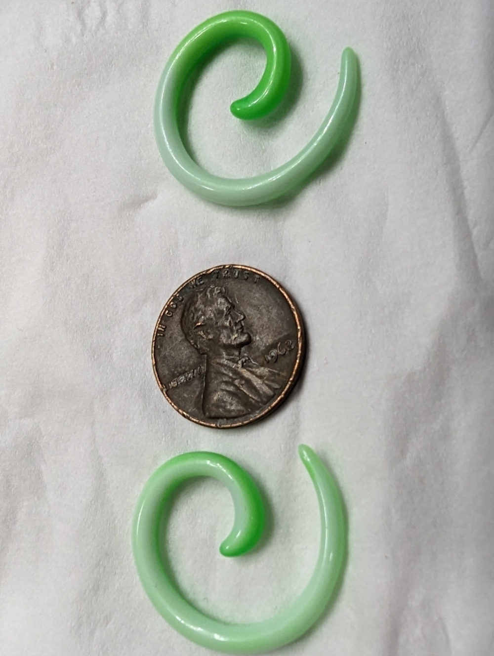 8g 1 pair of alien green ombre colored plastic spiral tapers 8g gauged earrings